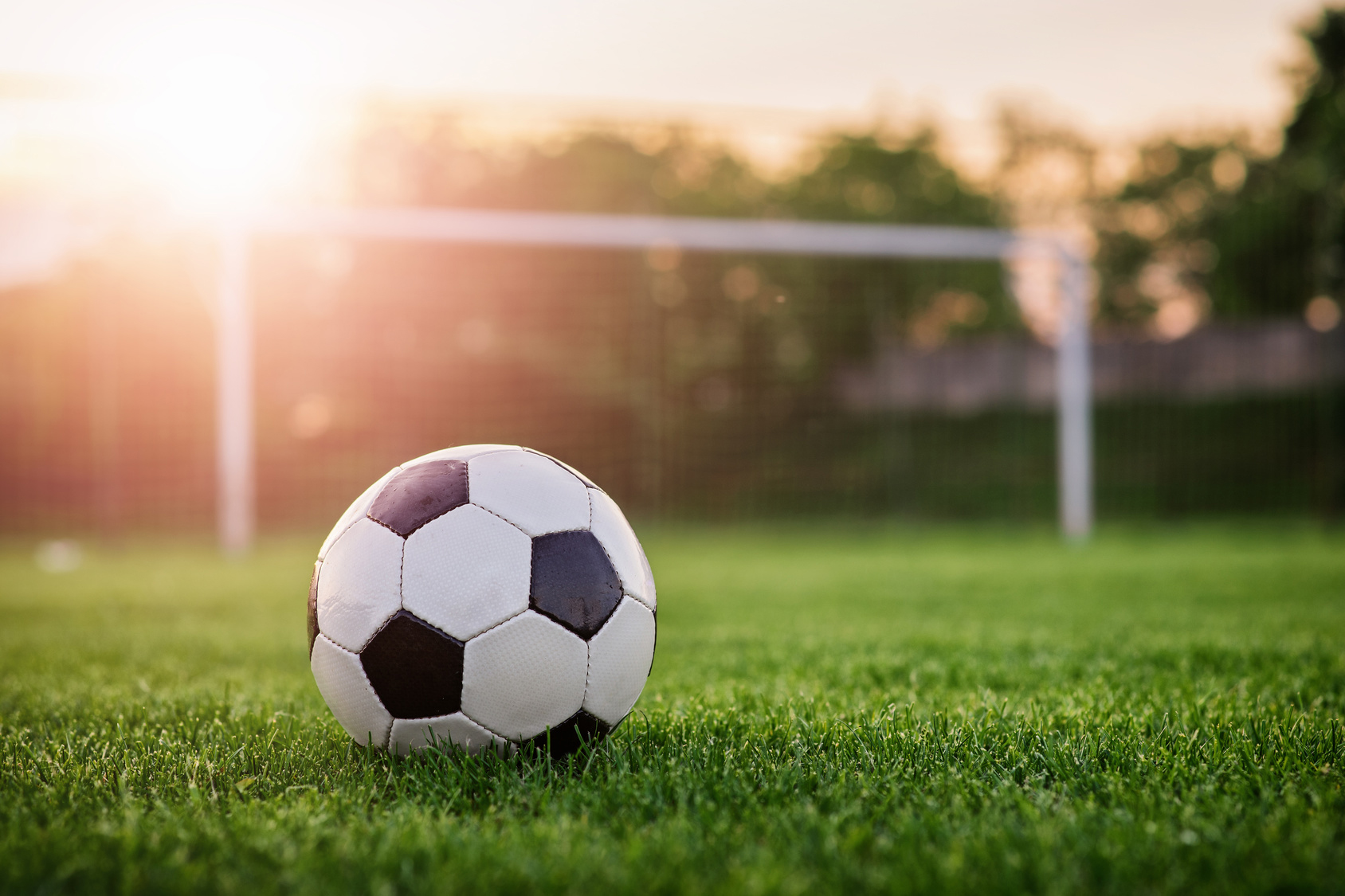 Fußball im Sonnenuntergang